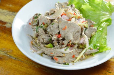  Baharatlı dilim domuz karaciğer salata yemek üzerinde ot ile haşlanmış