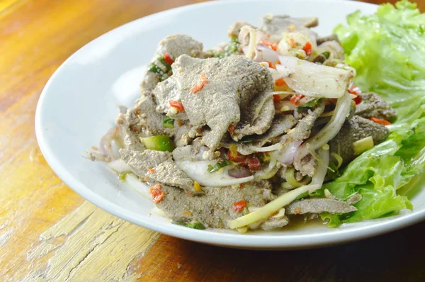 Tranche épicée bouillie salade de foie de porc avec de l'herbe sur le plat — Photo