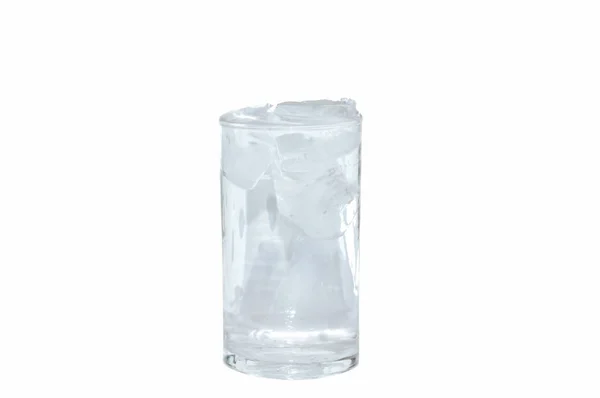 アイス キューブと白い背景の上のガラスの水 — ストック写真
