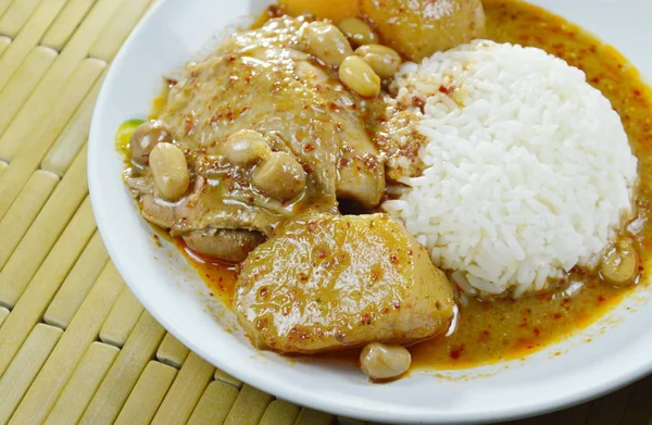 Ayam kari dan kentang dengan nasi di piring — Stok Foto