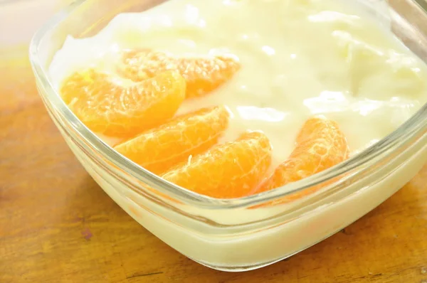 Yoghurt toppning orange i glas cup — Stockfoto