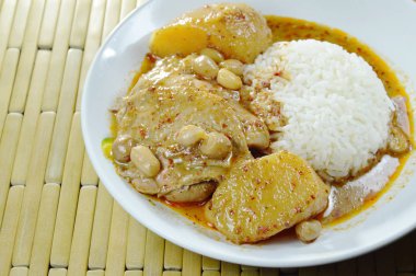  Körili tavuk ve patates pirinç plaka üzerinde