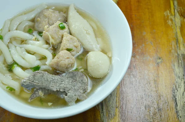 Chinese rice flour noodles topping minced pork and liver with fish ball in soup on bowl — Stock Photo, Image