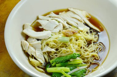  Çin şehriye kase üzerinde kahverengi çorba tavuk etli yumurta