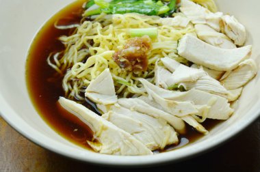  Çin şehriye kase üzerinde kahverengi çorba tavuk etli yumurta