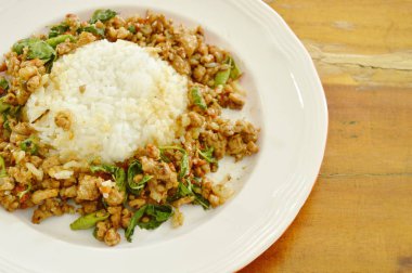  pirinç fesleğen yaprağı ile baharatlı kızarmış kıyılmış domuz eti