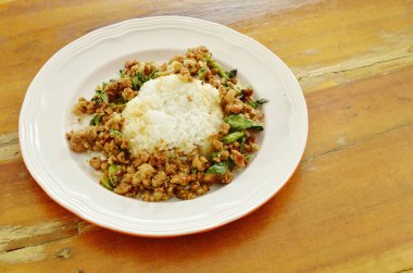  pirinç fesleğen yaprağı ile baharatlı kızarmış kıyılmış domuz eti