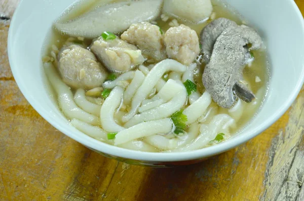 Farina di riso cinese tagliatelle topping carne di maiale macinata e fegato con pallina di pesce in zuppa sulla ciotola — Foto Stock
