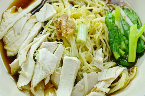 Chinese ei noedels met kippenvlees in bruine soep op bowl — Stockfoto
