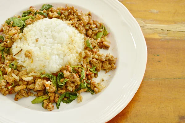  pirinç fesleğen yaprağı ile baharatlı kızarmış kıyılmış domuz eti