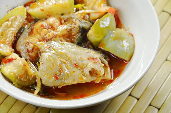 Pesce gatto fritto piccante con curry e melanzane sulla ciotola — Foto Stock