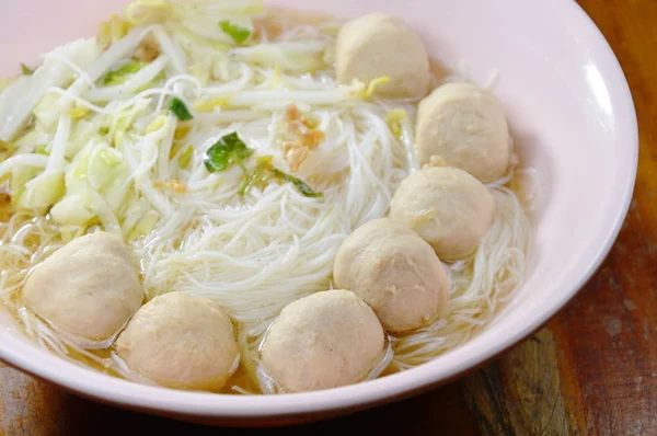 Gekookte rijst vermicelli topping varkensvlees bal in heldere soep — Stockfoto