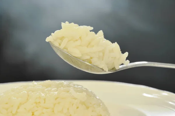 Sima rizs scooping ezüst kanalat a füst úszó — Stock Fotó