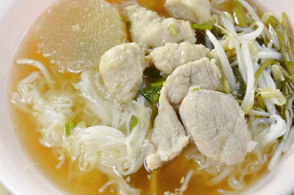 Варена рисова локшина з начинкою скибочки свинини і м'яча в прозорому супі — стокове фото