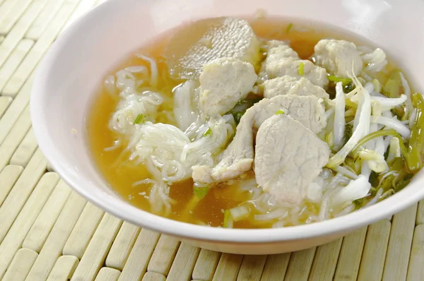 Fideos de arroz hervidos rematando rebanada de cerdo y bola en sopa clara —  Fotos de Stock