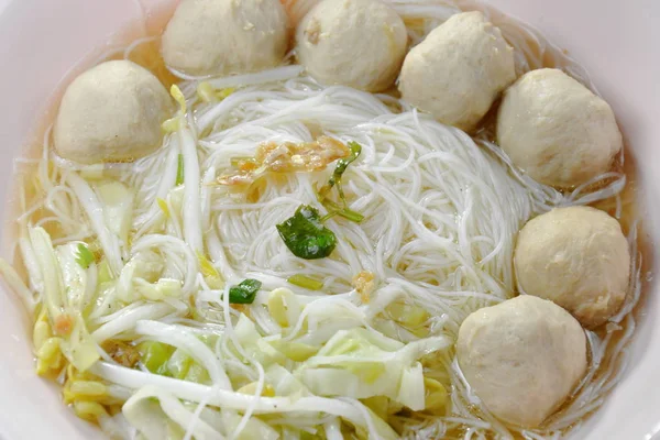 Vermicelli di riso bollito che guarniscono la palla di maiale in minestra chiara — Foto Stock