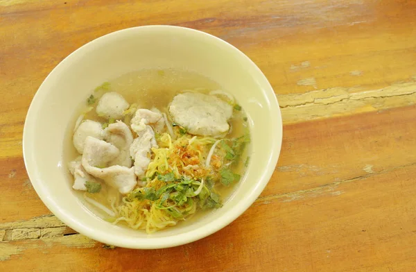 Macarrão amarelo chinês com cobertura de carne de porco e bola em sopa clara — Fotografia de Stock