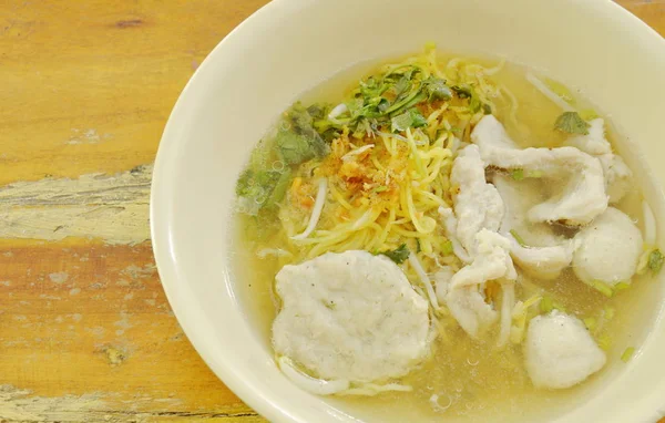 Mie kuning Cina topping daging babi dan bola dalam sup yang jelas — Stok Foto