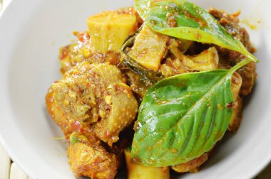  kase üzerinde bambu sürgün köri baharatlı kızarmış tavuk