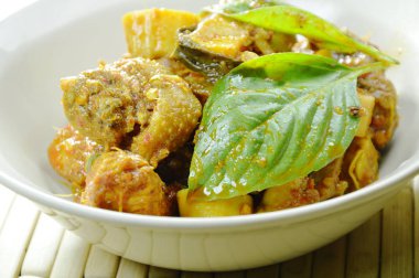  kase üzerinde bambu sürgün köri baharatlı kızarmış tavuk