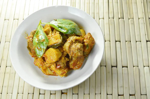 Pollo fritto piccante con bambù sparare curry sulla ciotola — Foto Stock