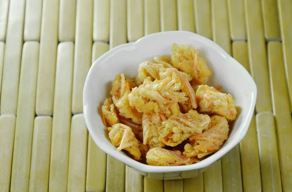 Testa di gamberetti croccanti fritti salati con farina sulla tazza — Foto Stock