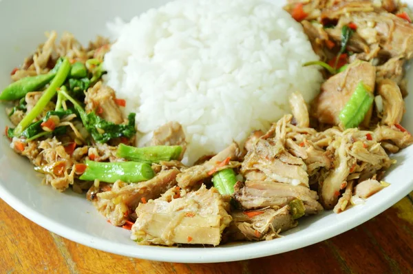Pedas aduk goreng kaki babi direbus dengan daun kemangi dan nasi di piring — Stok Foto