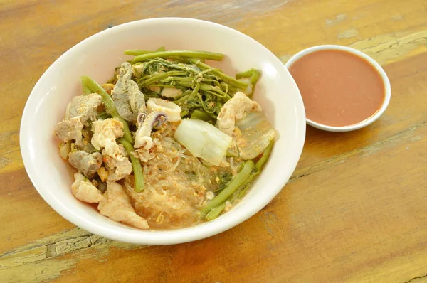 Seafood sukiyaki rebus dalam sup dengan saus — Stok Foto