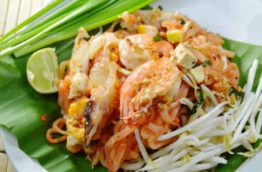  Pad Thai kızarmış Pirinç Noodle karides ve kalamar ile tabağa karıştırın.