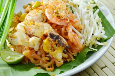  Pad Thai kızarmış Pirinç Noodle karides ve kalamar ile tabağa karıştırın.