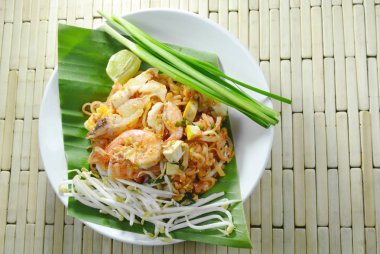  Pad Thai plaka üzerinde kızarmış Pirinç Noodle deniz ürünleri ve yumurta ile karıştırın