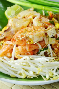 Pad Thai kızarmış Pirinç Noodle karides ve kalamar ile tabağa karıştırın.