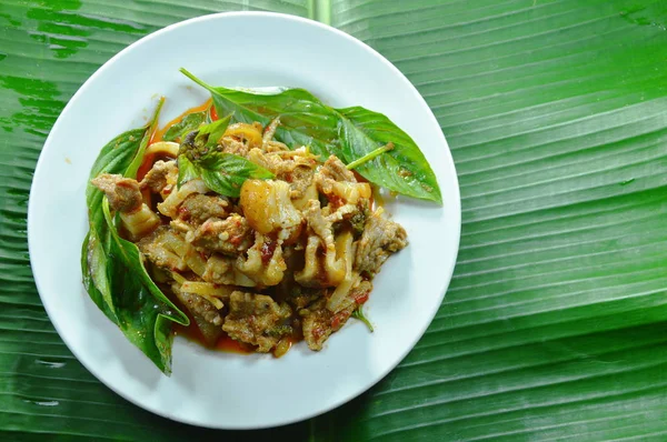 Rör stekt kryddig vildsvin och bambuskott med röd curry på tallrik — Stockfoto