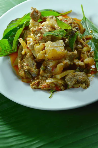 Revuelva el jabalí picante frito y el brote de bambú con curry rojo en el plato —  Fotos de Stock