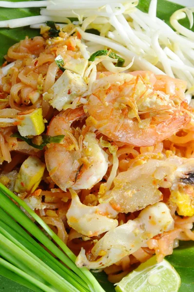 Pad Thai roer gebakken rijstnoedels met zeevruchten en ei op plaat — Stockfoto