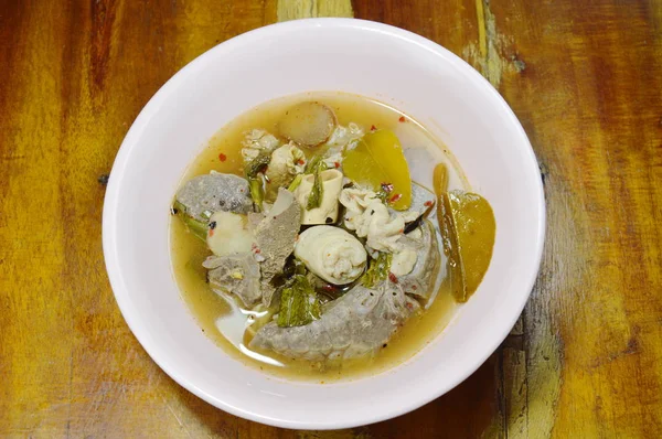 Zuppa bollita calda e piccante con interiora di maiale sulla ciotola — Foto Stock