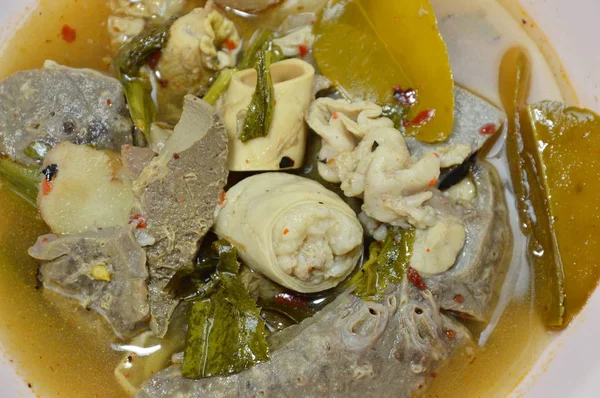 Варений гарячий і гострий суп зі свинячими нутрощами на мисці — стокове фото