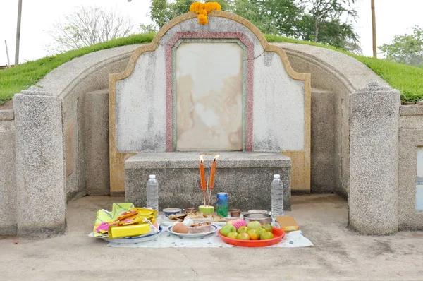 Food and drink for offering ancester on Chinese graveyard in Quingming festival — Stock Photo, Image