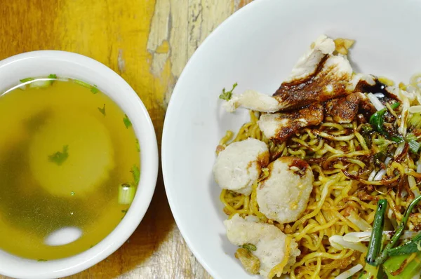 Mie kuning Cina kering topping daging babi dan ball dressing kecap hitam manis dengan sup — Stok Foto