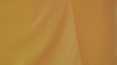 Rüzgar blow arka plan ve doku akan turuncu kumaş