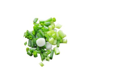 Beyaz arka plan bahar soğan slice