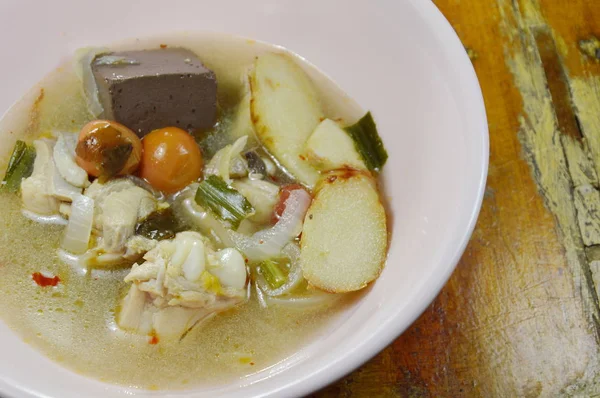 Pollo hervido en sopa de tom yum caliente y picante en un tazón — Foto de Stock