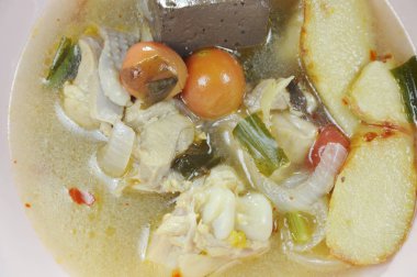  sıcak ve baharatlı tom yum çorbası kupa haşlanmış tavuk