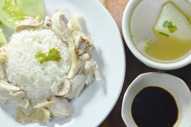  haşlanmış pirinç haşlanmış tavuk sosu ve çorba ile tepesi