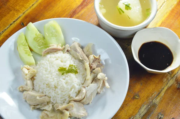 Nasi rebus topping ayam rebus dengan saus dan sup — Stok Foto