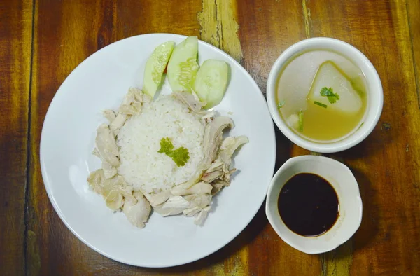 Nasi rebus topping ayam rebus dengan saus dan sup — Stok Foto