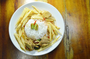  Hindistan cevizi sütü köri ve pilav plaka üzerinde bambu çekimi ile baharatlı haşlanmış tavuk