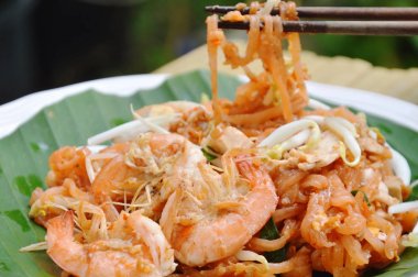  Tayland usulü karides ve yumurtalı kızarmış erişte.