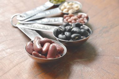  ahşap masa kaşık ölçüm ham çeşitli fasulye ve Mısır gevreği bitki