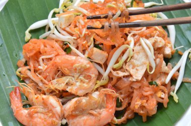 Tayland usulü karides ve yumurtalı kızarmış erişte.